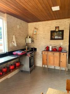 Una cocina o cocineta en Apartamento alto padrão no coração de Santa Teresa