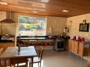 Una cocina o cocineta en Apartamento alto padrão no coração de Santa Teresa