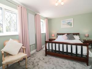 Un pat sau paturi într-o cameră la 1 Charlotte Close