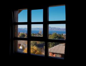 ventana con vistas al agua y a las montañas en Mi sueño, en San Carlos de Bariloche