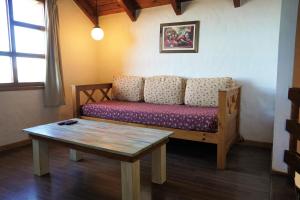 sala de estar con sofá y mesa en Mi sueño en San Carlos de Bariloche