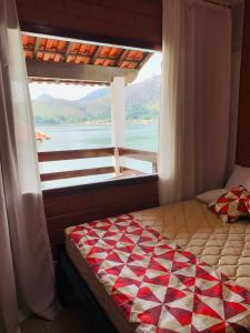 Postel nebo postele na pokoji v ubytování CASA NO MAR DE ANGRA