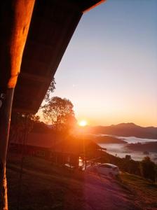 vistas a la puesta de sol desde el porche de una casa en Recanto do Leão en Alagoa