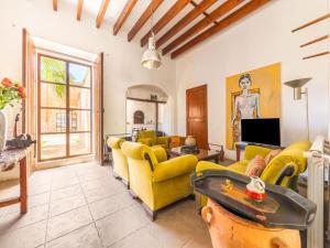 Ruang duduk di Stylish Apartment with Sauna, Ski Storage, Balcony, Pool