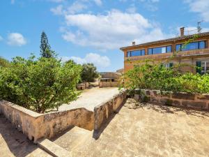 カンポスにあるDuplex on estate with private access to the most beautiful beach in Mallorcaの中庭付きの古い家