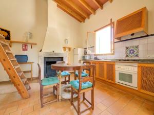 Kuchyň nebo kuchyňský kout v ubytování Classic Cottage in Campos Majorca with Swimming Pool