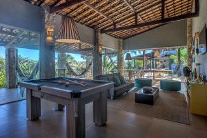 Biliardový stôl v ubytovaní Casa espetacular na Praia de Taíba por Carpediem