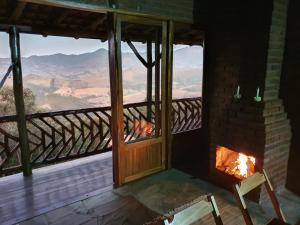 a room with a window with a view of the mountains at RECANTO DO LEÃO in Alagoa