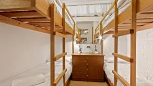 1 dormitorio con 2 literas y vestidor en Lawlers 26, en Monte Hotham