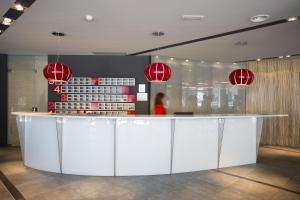Khu vực lounge/bar tại Yomo Mola Park