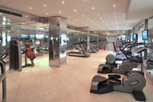 ein Fitnessstudio mit einem Haufen Laufbänder und Maschinen in der Unterkunft Royal Hotel Carlton in Bologna