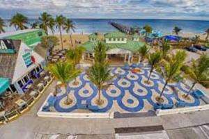 vista aerea di un resort con piscina di Steps to Sand and Sea 1 a Fort Lauderdale