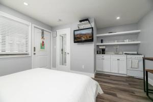 une chambre blanche avec un lit et une cuisine dans l'établissement Shell on the Beach 106 - RENOVATED, à Hollywood 9 autres photos