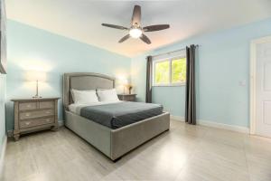 sypialnia z łóżkiem i wentylatorem sufitowym w obiekcie Steps to Sand and Sea 3 w mieście Fort Lauderdale