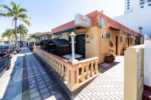 a building with a restaurant on a street at Shell on the Beach 101 in Hollywood