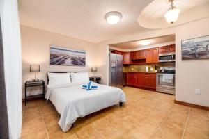 a large bedroom with a bed and a kitchen at Shell on the Beach 101 in Hollywood