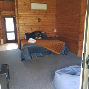 Postel nebo postele na pokoji v ubytování Alpine Lodge Motel
