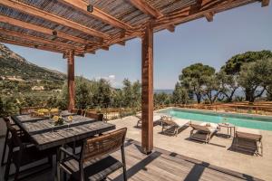 Bazén v ubytovaní Cossoro Villas Zakynthos alebo v jeho blízkosti