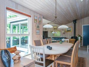 Posezení v ubytování 8 person holiday home in Glesborg-By Traum + 23 fotografií