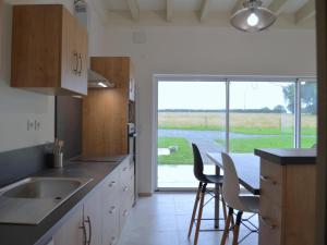 Kuchyň nebo kuchyňský kout v ubytování Charmante Maison de Campagne avec Piscine Commune et Terrasse Privative à Chalain-le-Comtal - FR-1-496-236