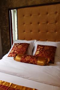 Un pat sau paturi într-o cameră la Hôtel des Buttes Chaumont