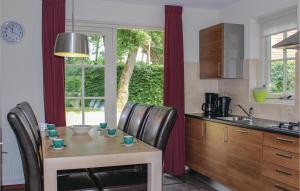 uma cozinha com mesa e cadeiras e uma janela em Buitengoed Het Lageveld - 107 em Hoge-Hexel
