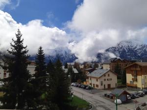 une ville avec une chaîne de montagnes en arrière-plan dans l'établissement Appartement Les Deux Alpes, 3 pièces, 6 personnes - FR-1-516-181, à Les Deux Alpes