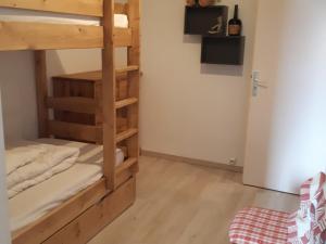 Cette chambre dispose de lits superposés et d'une échelle. dans l'établissement Appartement Les Deux Alpes, 3 pièces, 6 personnes - FR-1-516-181, à Les Deux Alpes