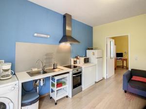 Kuchyňa alebo kuchynka v ubytovaní Appartement F2 climatisé avec terrasse et parking, proche des Thermes et du centre - Lamalou les Bains - FR-1-451-164