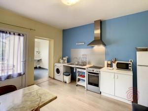 Kuchyňa alebo kuchynka v ubytovaní Appartement F2 climatisé avec terrasse et parking, proche des Thermes et du centre - Lamalou les Bains - FR-1-451-164