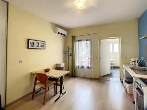 Kuchyňa alebo kuchynka v ubytovaní Appartement F2 climatisé avec terrasse et parking, proche des Thermes et du centre - Lamalou les Bains - FR-1-451-164