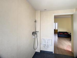 Posteľ alebo postele v izbe v ubytovaní Appartement F2 climatisé avec terrasse et parking, proche des Thermes et du centre - Lamalou les Bains - FR-1-451-164