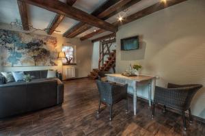 - un salon avec un canapé, une table et des chaises dans l'établissement Holiday home Hemmann, à Naumbourg