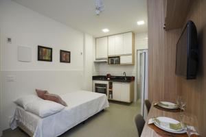 a small room with a bed and a table at Estúdio acolhedor em Copacabana - NSC1109 Z4 in Rio de Janeiro
