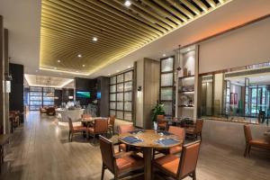 a dining room with a table and chairs at Ramada by Wyndham Baoji Jintai in Baoji