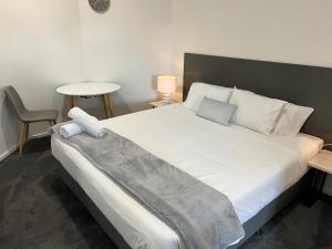 En eller flere senge i et værelse på BENDIGO BOTANIC MOTEL- with KING BEDS-REFURBISHED 2022