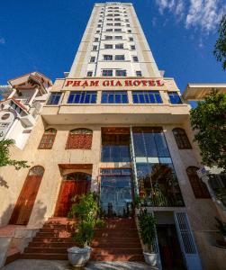 a building with a sign on the front of it at Khách sạn Phạm Gia Đà Nẵng (Phạm Gia Hotel) in Da Nang
