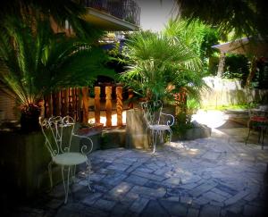 A garden outside Guest House Il Limone Nascosto