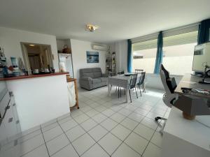 Zdjęcie z galerii obiektu Appartement climatisé avec terrasse à 100m de la plage, centre Saint Cyprien, parking et équipements inclus - FR-1-225D-146 w mieście Saint-Cyprien