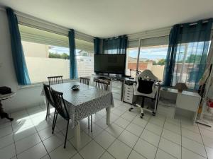Zdjęcie z galerii obiektu Appartement climatisé avec terrasse à 100m de la plage, centre Saint Cyprien, parking et équipements inclus - FR-1-225D-146 w mieście Saint-Cyprien