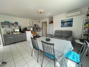 Zdjęcie z galerii obiektu Appartement climatisé avec terrasse à 100m de la plage, centre Saint Cyprien, parking et équipements inclus - FR-1-225D-146 w mieście Saint-Cyprien