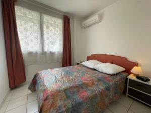Zdjęcie z galerii obiektu Appartement climatisé avec terrasse à 100m de la plage, centre Saint Cyprien, parking et équipements inclus - FR-1-225D-146 w mieście Saint-Cyprien