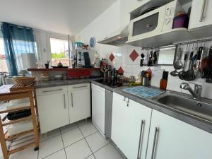 Zdjęcie z galerii obiektu Appartement climatisé avec terrasse à 100m de la plage, centre Saint Cyprien, parking et équipements inclus - FR-1-225D-146 w mieście Saint-Cyprien