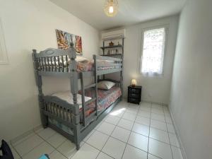 Zdjęcie z galerii obiektu Appartement climatisé avec terrasse à 100m de la plage, centre Saint Cyprien, parking et équipements inclus - FR-1-225D-146 w mieście Saint-Cyprien