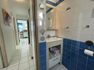 Zdjęcie z galerii obiektu Appartement climatisé avec terrasse à 100m de la plage, centre Saint Cyprien, parking et équipements inclus - FR-1-225D-146 w mieście Saint-Cyprien