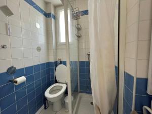 Zdjęcie z galerii obiektu Appartement climatisé avec terrasse à 100m de la plage, centre Saint Cyprien, parking et équipements inclus - FR-1-225D-146 w mieście Saint-Cyprien