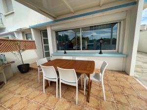 Zdjęcie z galerii obiektu Appartement climatisé avec terrasse à 100m de la plage, centre Saint Cyprien, parking et équipements inclus - FR-1-225D-146 w mieście Saint-Cyprien