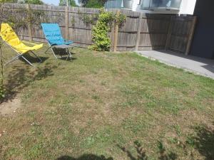 Vonkajšia záhrada v ubytovaní Appartement 2P avec Jardin, Proche Golfe du Morbihan et Commerces, Parking Inclus - FR-1-639-67