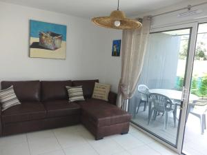 sala de estar con sofá y mesa en Appartement Sarzeau, 2 pièces, 4 personnes - FR-1-639-67, en Sarzeau