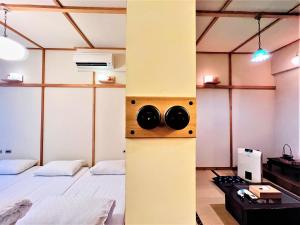 una camera con due letti e un muro di 小京都聿晴町包棟民宿 a Tainan